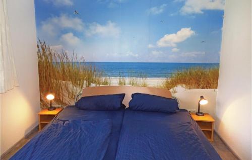 Schlafzimmer mit einem Bett und Strandblick in der Unterkunft Amazing Apartment In Boiensdorf With 2 Bedrooms in Boiensdorf