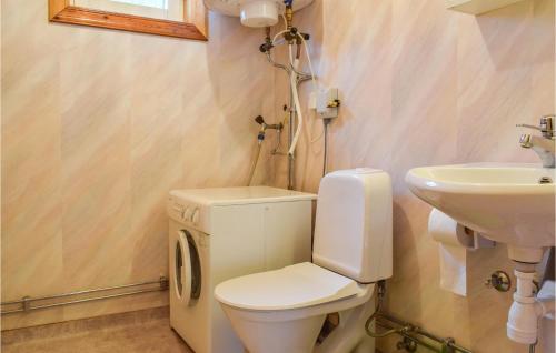 La salle de bains est pourvue de toilettes et d'un lavabo. dans l'établissement Nice Home In Eksj With Kitchen, à Eksjö