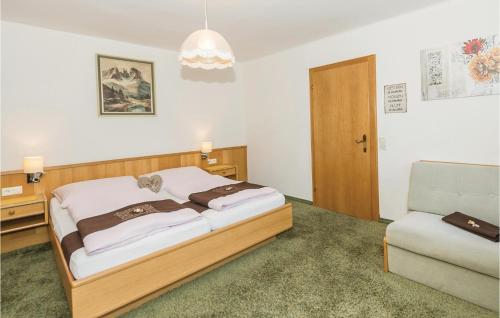 um quarto com uma cama e uma cadeira em 1 Bedroom Stunning Apartment In Rauris em Rauris