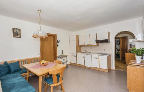 kuchnia i salon ze stołem w obiekcie Ferienwohnung Mit Lift w mieście Rauris