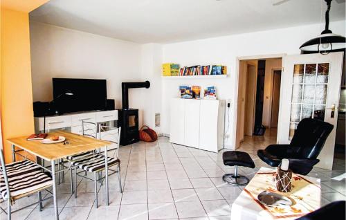 ツェンピンにあるAwesome Apartment In Zempin With Wifiのテーブルと椅子のあるリビングルーム