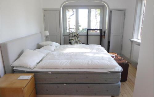 เตียงในห้องที่ Stunning Home In Kvicksund With House Sea View
