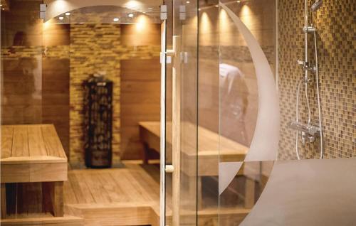 Et badeværelse på Stunning Home In Kvicksund With House Sea View