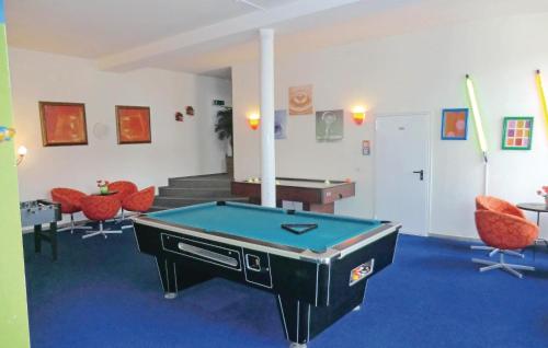 A pool table at Sixteen-Bedroom Holiday Home in Auerbach