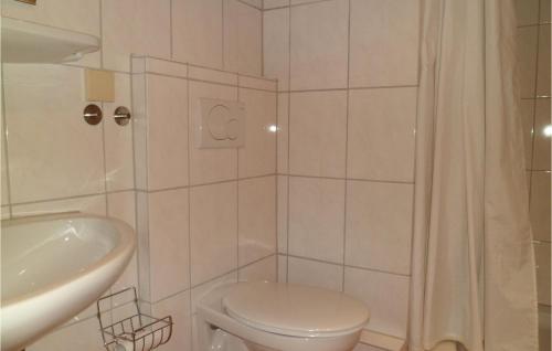 A bathroom at 2 Bedroom Pet Friendly Apartment In Mhlhausen