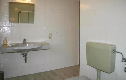キルヒハイムにあるFerienhaus 2 In Kirchheimのバスルーム(洗面台、トイレ、鏡付)