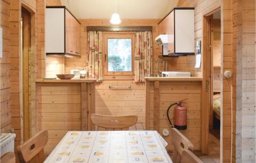 a small kitchen with a table in a tiny house at Sjapoo in Wachtebeke