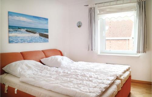 ベルガーエンデ・レートヴィッシュにあるStunning Apartment In Brgerende With 1 Bedrooms And Wifiの海の写真を撮影したベッドルームのベッド1台