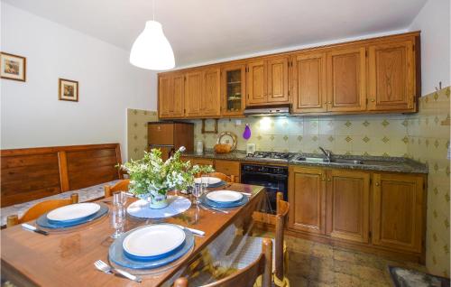 Kuchyň nebo kuchyňský kout v ubytování 2 Bedroom Amazing Home In Massarosa