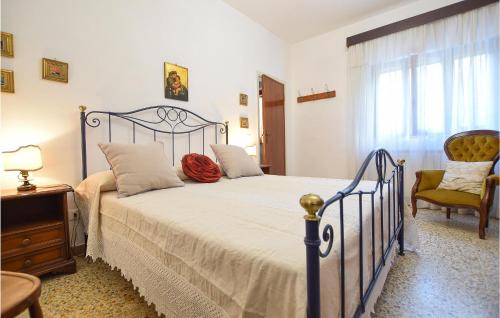 Säng eller sängar i ett rum på 2 Bedroom Amazing Home In Massarosa