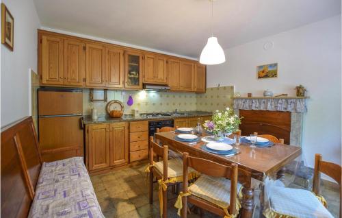 Kuchyň nebo kuchyňský kout v ubytování 2 Bedroom Amazing Home In Massarosa