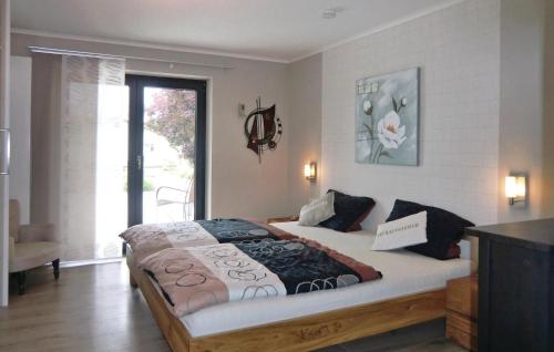 sypialnia z dużym łóżkiem w pokoju w obiekcie Cozy Apartment In Krperich-obersgegen With Wifi w mieście Körperich