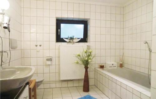 Ванная комната в Cozy Apartment In Krperich-obersgegen With Wifi