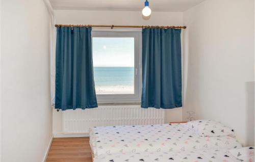 オーステンデにあるResidentie Aurore Ref, 208のビーチの景色を望む窓付きのベッドルーム1室