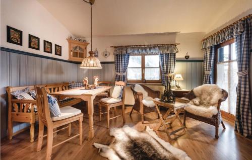 Nice Apartment In Dorfgastein With 2 Bedrooms And Wifiにあるレストランまたは飲食店