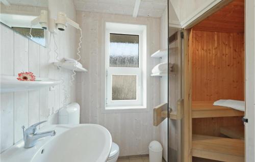 プリヴァルにあるFrische Brise 9 - Dorf 2のバスルーム(洗面台、トイレ付)、窓が備わります。