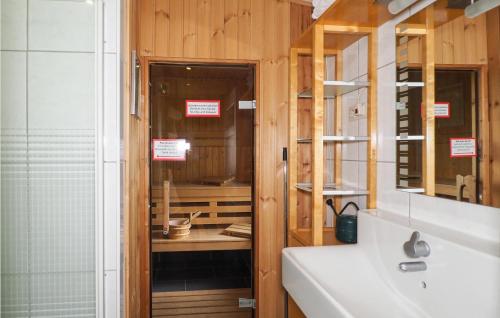 Bathroom sa Nice Home In Lnebach With Kitchen