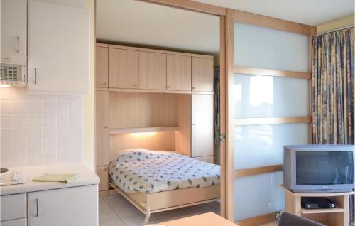 niewielka sypialnia z łóżkiem piętrowym i telewizorem w obiekcie Residentie Zeezicht w Ostendzie