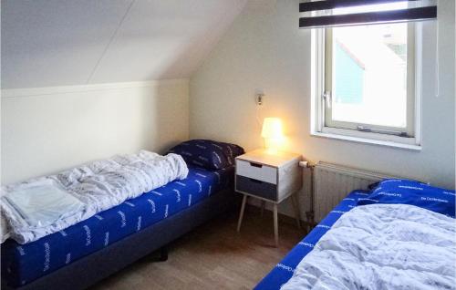 1 dormitorio con 2 camas, mesita de noche y ventana en Oesterbaai - 8 Personen, en Wemeldinge