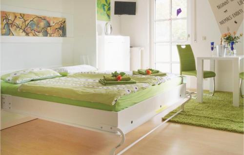 Una cama con fruta encima en una habitación en Gorgeous Apartment In Heinersreuth With Wifi en Heinersreuth