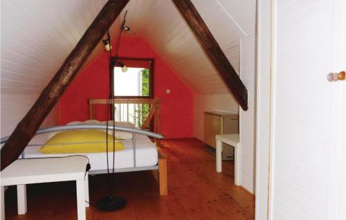 1 dormitorio con 1 cama en el ático en 2 Bedroom Lovely Home In Schwalenberg en Schieder-Schwalenberg