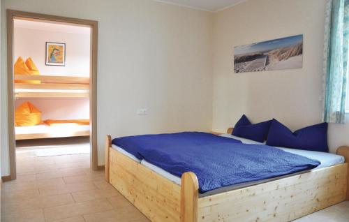 um quarto com uma cama grande e lençóis azuis em 2 Bedroom Stunning Home In Arzfeld em Arzfeld