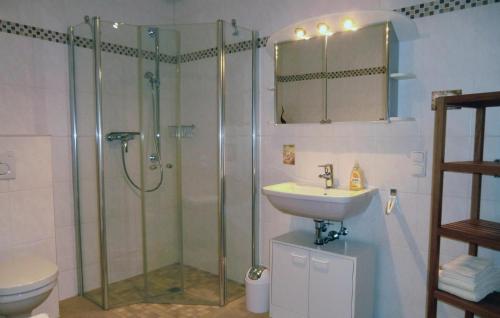 Ванная комната в 2 Bedroom Stunning Home In Arzfeld