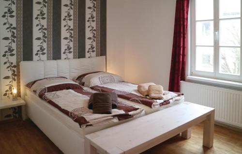 ヴァーネミュンデにあるNice Apartment In Warnemnde With 1 Bedrooms And Wifiの表示料金は、テーブルと窓付きの部屋のベッド1台分です。