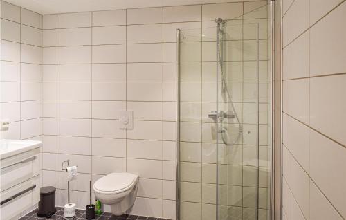 Vannas istaba naktsmītnē Stunning Apartment In Sjusjen With 1 Bedrooms And Wifi