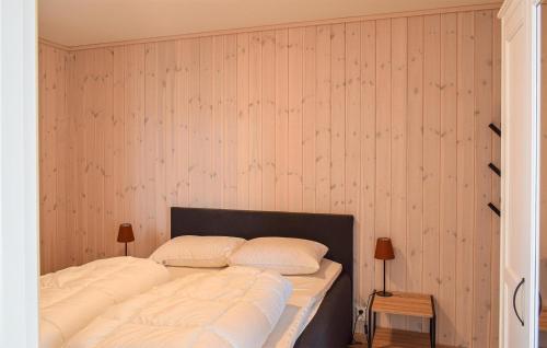 ein Schlafzimmer mit einem Bett mit zwei Kissen darauf in der Unterkunft Awesome Apartment In Sjusjen With Wifi in Sjusjøen