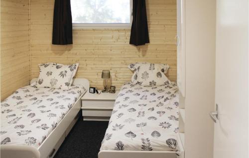 Llit o llits en una habitació de Lovely Home In Wilsum With Wifi