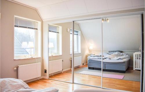 Säng eller sängar i ett rum på Nice Home In Kivik With Wifi