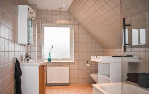Ett badrum på Nice Home In Kivik With Wifi