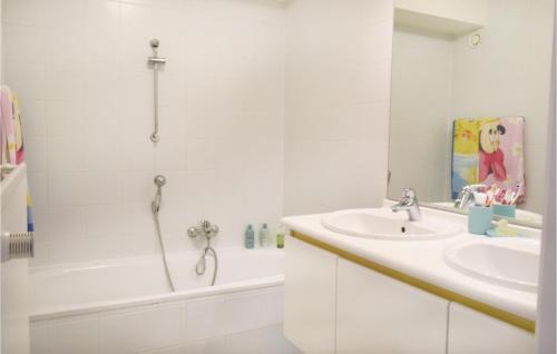 ein weißes Bad mit einem Waschbecken und einer Dusche in der Unterkunft Sun Garden in Ostende