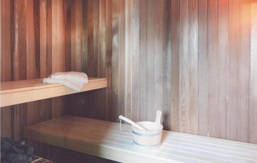 eine Sauna mit einem Eimer und Handtüchern auf einem Regal in der Unterkunft Ferienhaus K�stenweg K in Dagebüll