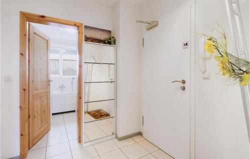a hallway with a door open to a bathroom at Nice Apartment In Rechlin With Wifi in Rechlin