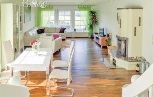 ein Wohnzimmer mit einem weißen Tisch und einer Couch in der Unterkunft Galerie Haus in Braunlage