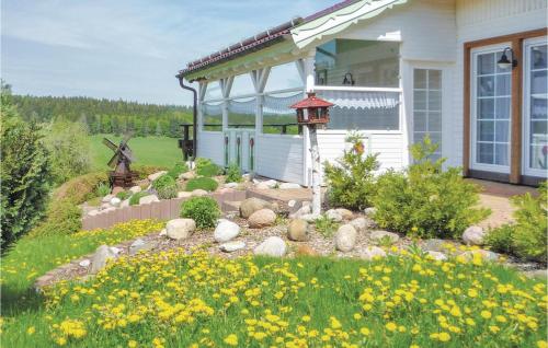 einen Garten vor einem Haus mit einem Vogelhaus in der Unterkunft Galerie Haus in Braunlage
