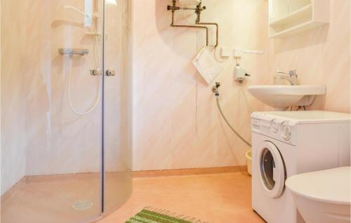 uma casa de banho com uma máquina de lavar roupa e um lavatório em 2 Bedroom Lovely Home In Eksj em Eksjö
