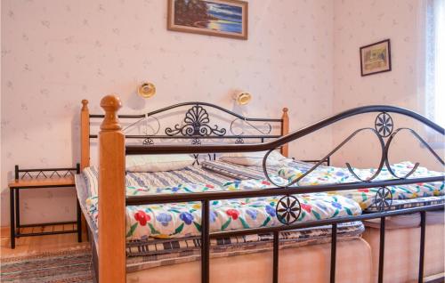 En eller flere senge i et værelse på 2 Bedroom Lovely Home In Eksj