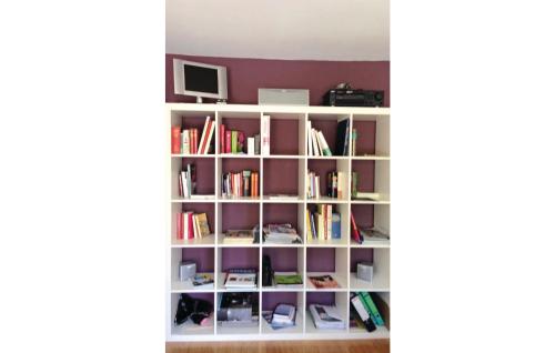 a book shelf filled with books in a room at Awesome Home In Beckerwitzhohenkirchen in Hohenkirchen