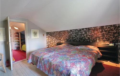 um quarto com uma cama grande num quarto em Beautiful Home In Kristianstad With Wifi em Kristianstad