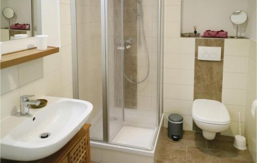 ein Bad mit einer Dusche, einem Waschbecken und einem WC in der Unterkunft Awesome Apartment In Graal-mritz With 1 Bedrooms in Graal-Müritz