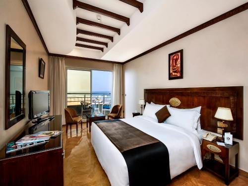 Pokój hotelowy z dużym łóżkiem i telewizorem w obiekcie Hôtel Club Val d'Anfa Casablanca Ocean view w mieście Casablanca