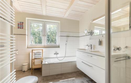 ダゲビュルにあるBeautiful Home In Dagebll With 2 Bedrooms, Sauna And Wifiの白いバスルーム(バスタブ、シンク付)