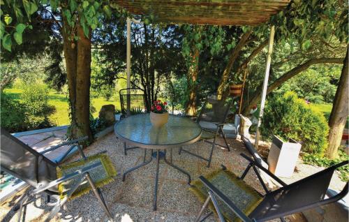 ein Glastisch und Stühle in einem Hof in der Unterkunft Cozy Apartment In Portoroz With Kitchen in Lucija