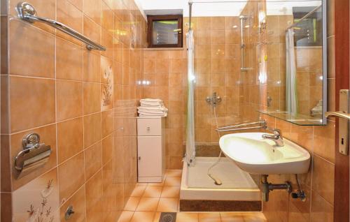 Koupelna v ubytování Cozy Apartment In Portoroz With Kitchen
