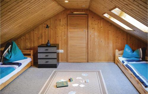 Zimmer im Dachgeschoss mit 2 Betten und einem Teppich in der Unterkunft Ferienhaus Am Rodelberg E in Priborn
