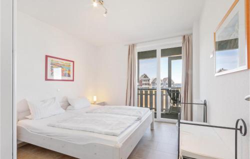 een witte slaapkamer met een bed en een balkon bij 1 Bedroom Beautiful Apartment In Rechlin in Rechlin