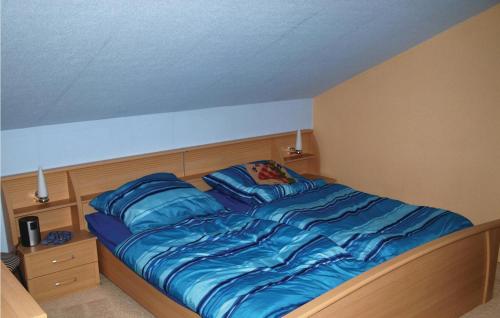 - une chambre avec un lit doté de draps et d'oreillers bleus dans l'établissement 3 Bedroom Cozy Home In Lbbenau-gross Beuchow, à Lübbenau